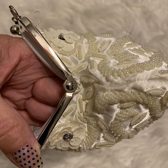 Beaded clutch evening bag with removable silvertone chain. Snap closure - Picture 5 of 8